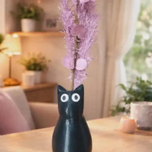 Florero gato con planta artificial rosada
